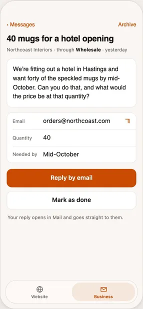 Eine Nachricht in der App, mit einer Antwort, die sich in Mail öffnet